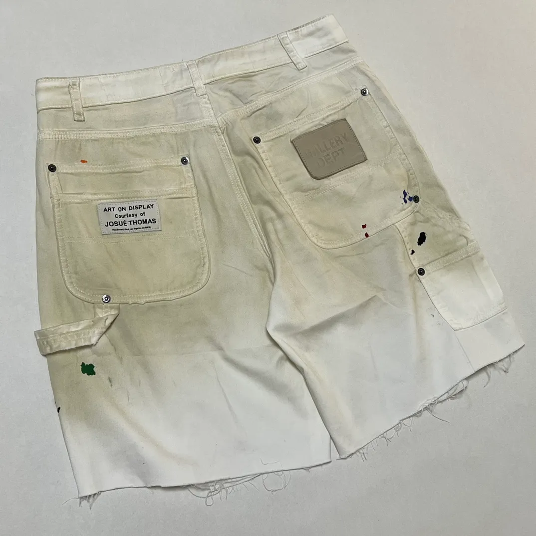 GALLERY DEPT. FLEA CARPENTER SHORTS Ink-cut knife-cut mud-dyed denim shorts. Destroy VINTAGE distressed denim shorts. Distressed white S-XL. Rewashed cement-dyed to make it old. Knife cut holes. Cat whiskers are worn. Customized full set with logo accessories. Purely handmade acrylic splash-ink graffiti.
